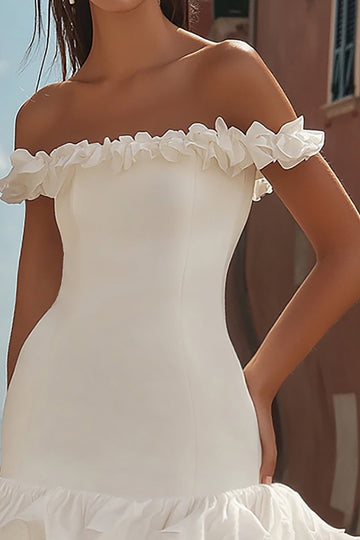 Robe courte moulante à volants blanche à épaules dénudées